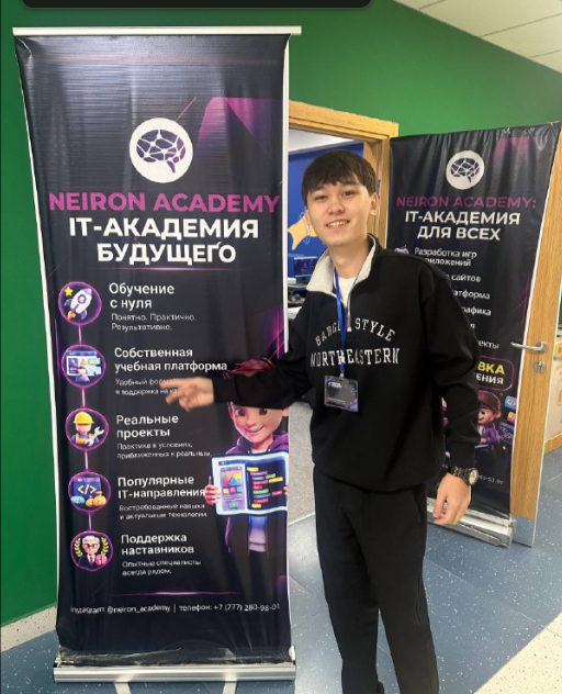 Ученик у стенда Neiron Academy на мероприятии