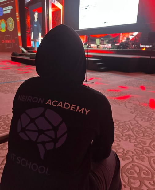 Мерч школы — худи Neiron Academy на мероприятии